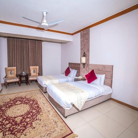 Hotel Shelton'S Rezidor Peshawar Esterno foto