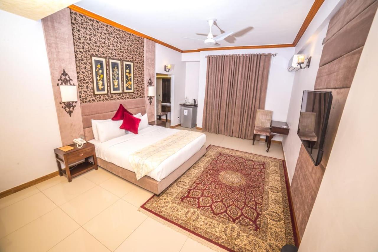 Hotel Shelton'S Rezidor Peshawar Esterno foto