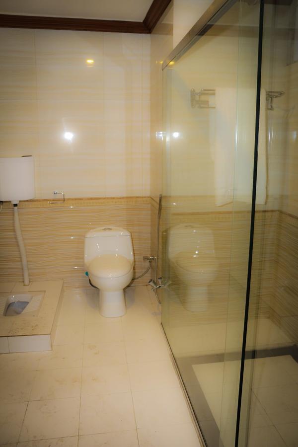 Hotel Shelton'S Rezidor Peshawar Esterno foto