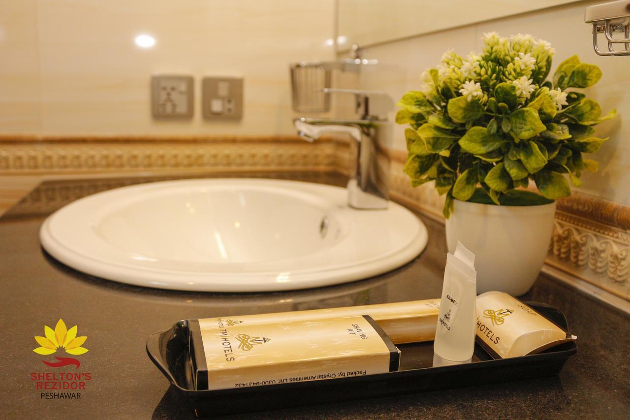 Hotel Shelton'S Rezidor Peshawar Esterno foto