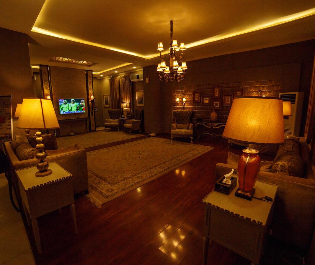 Hotel Shelton'S Rezidor Peshawar Esterno foto